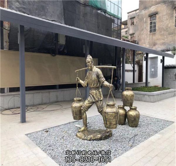 景區步行街擺放玻璃鋼仿銅古人挑酒雕塑（1）