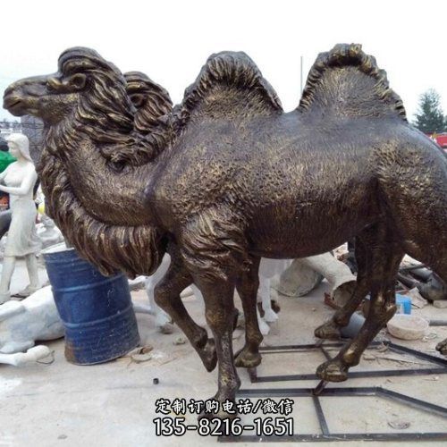 商業(yè)街?jǐn)[放沙漠之舟駱駝銅雕塑（2）