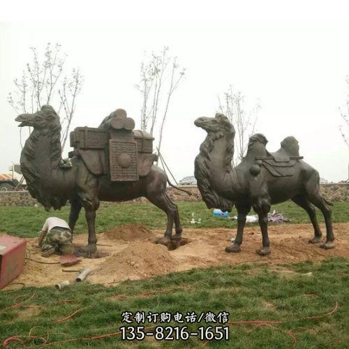 商業(yè)街?jǐn)[放沙漠之舟駱駝銅雕塑（4）