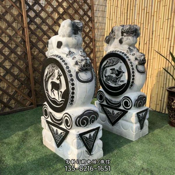 庭院門口一對青石石雕鎮(zhèn)宅抱鼓石雕塑