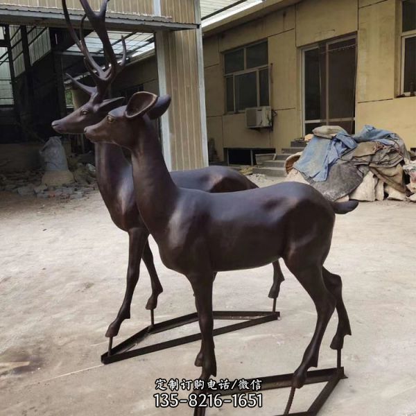 景區(qū)草坪擺放紫銅鑄造梅花鹿動(dòng)物雕塑（3）