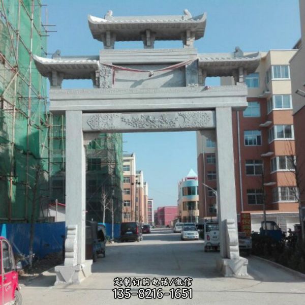 村莊門口擺放青石雕刻單門牌坊（5）