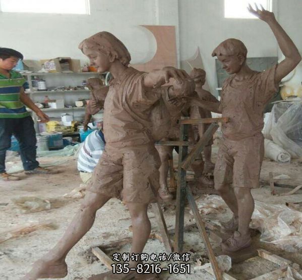 城市廣場擺放水泥人物雕塑（2）