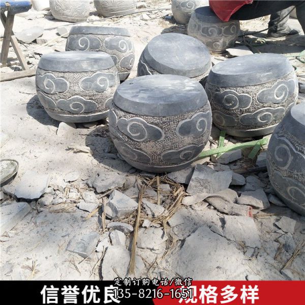 景區庭院擺放仿古青石雕刻門墩石（1）