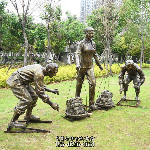 村口戶外園林銅雕干農活的人物景觀雕塑