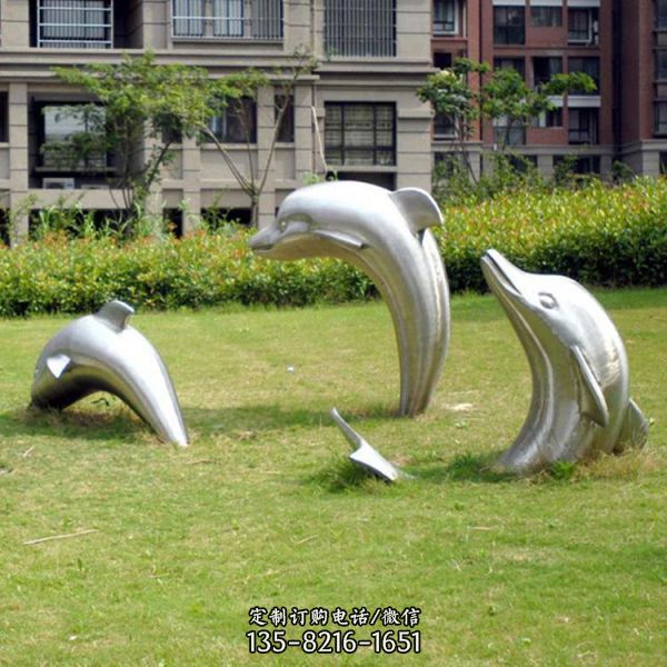 小區花園草地擺放三只不銹鋼拉絲海豚雕塑