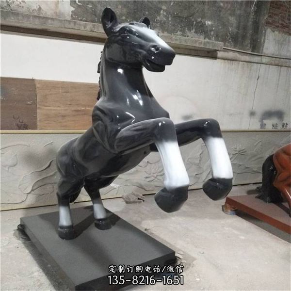 公園綠地景觀擺放玻璃鋼駿馬雕塑（3）