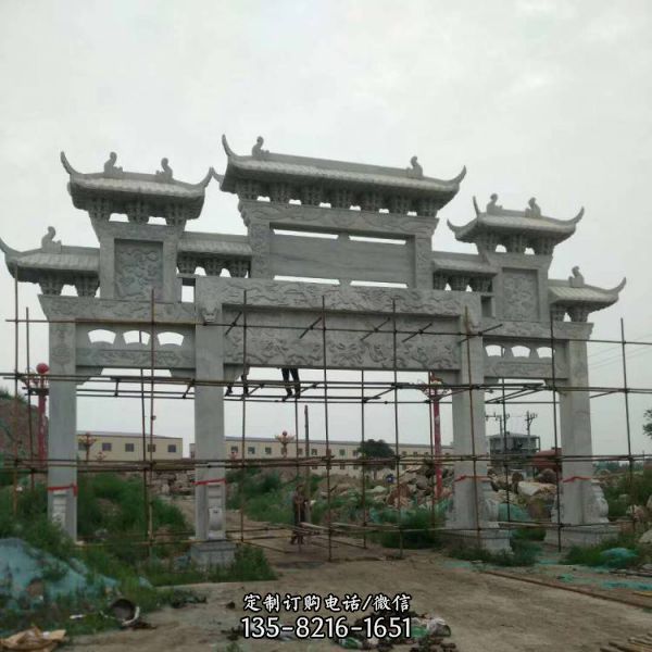 村莊新鄉(xiāng)村建設路口擺放石雕牌坊（1）