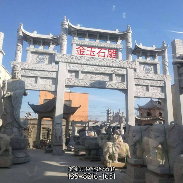村莊新鄉(xiāng)村建設路口擺放石雕牌坊（2）