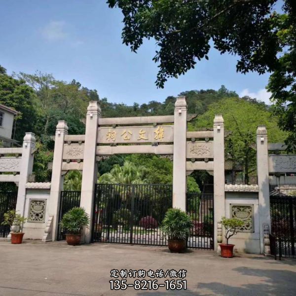 村口景區(qū)擺放芝麻白石雕牌坊（3）