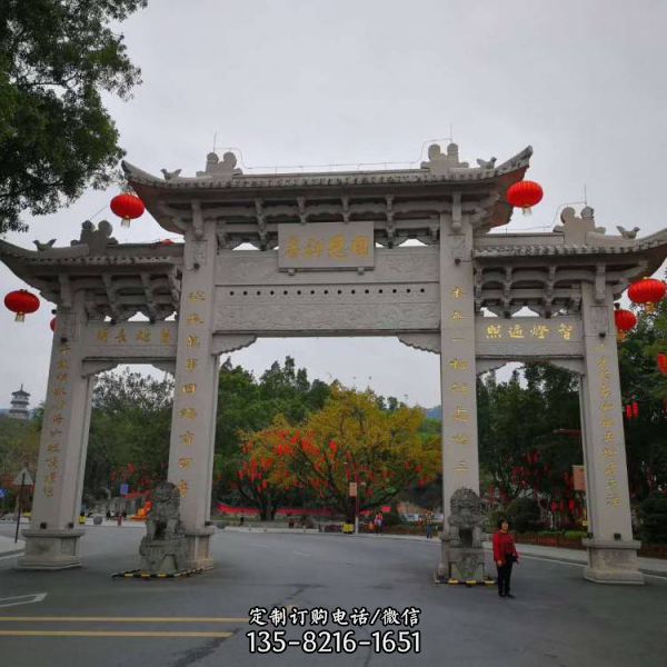 村口景區(qū)擺放芝麻白石雕牌坊（1）