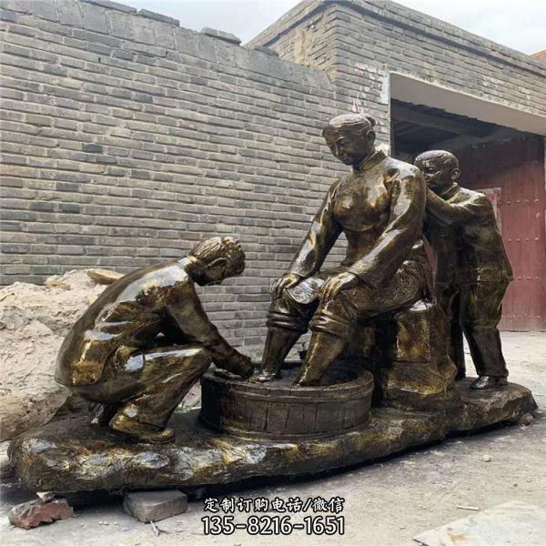 園林街道玻璃鋼仿銅幫母親洗腳的人物景觀