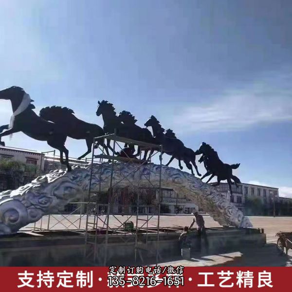 城市廣場擺放創意玻璃鋼馬群雕塑