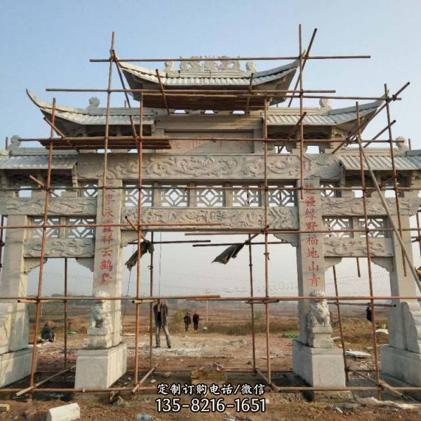 寺院景區(qū)入口擺放青石浮雕仿古建門樓牌坊（2）