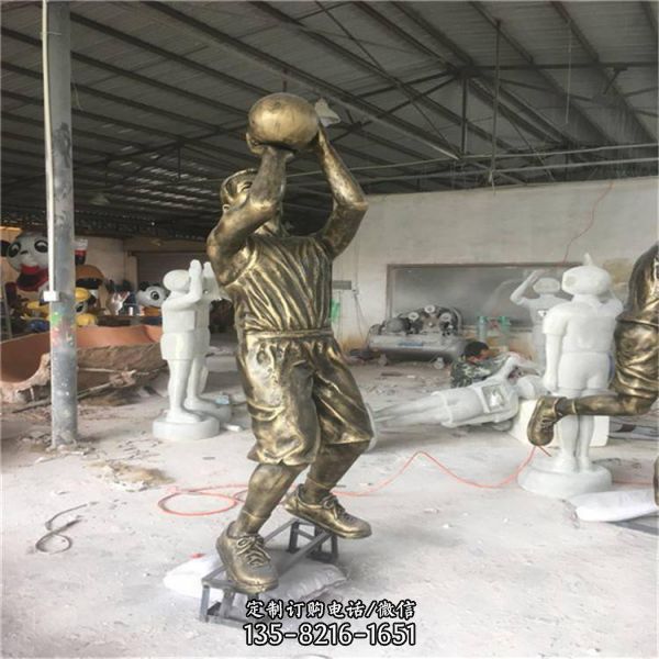 校園玻璃鋼仿銅運動打籃球的人物雕塑（4）
