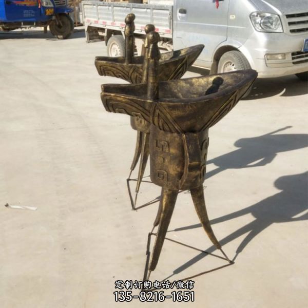 玻璃鋼仿銅 三角酒樽雕塑定制（1）