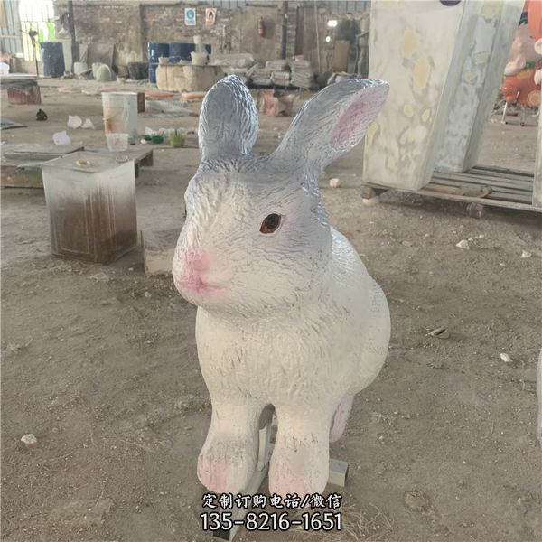 景區草坪擺放玻璃鋼仿生動物兔子雕塑（1）