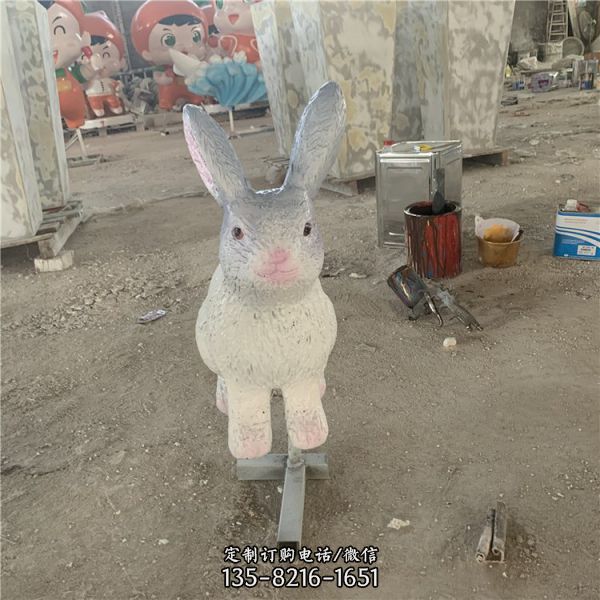 景區草坪擺放玻璃鋼仿生動物兔子雕塑（3）