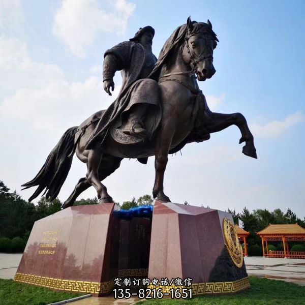 小區(qū)廣場(chǎng)擺放騎馬人物鑄銅雕塑（1）