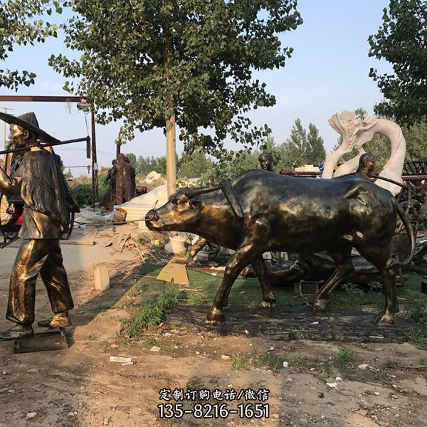 玻璃鋼仿銅農(nóng)耕文化雕像戶外農(nóng)民牽牛日落而歸生態(tài)園裝飾點(diǎn)綴雕塑（3）