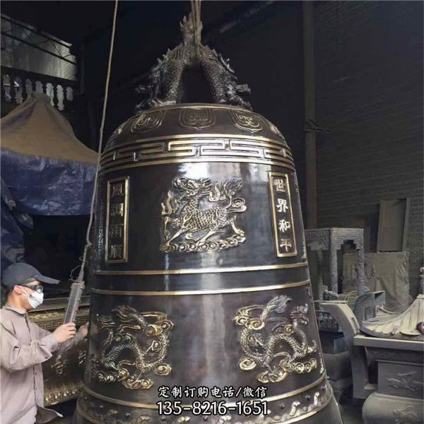 定做大型黃銅鐘雕塑（3）