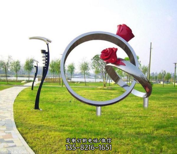 公園草地擺放不銹鋼圓環玫瑰花戒指景觀雕塑