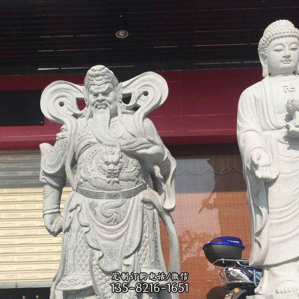 景區戶外廣場擺放青石仿古關老爺像雕像（1）