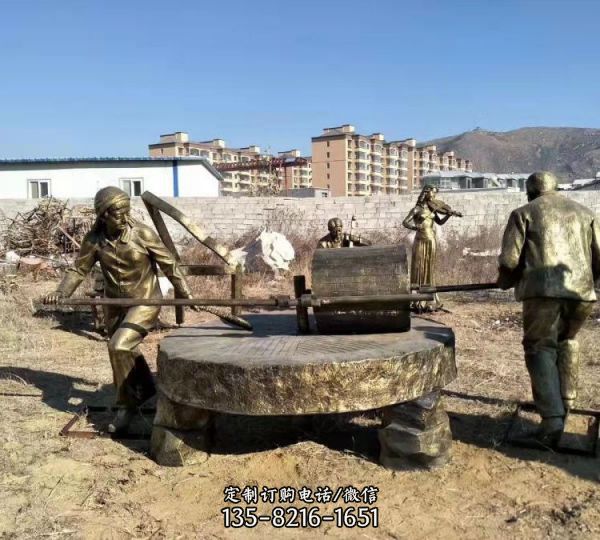 旅游景點擺放民俗文化推碾子玻璃鋼仿銅人物