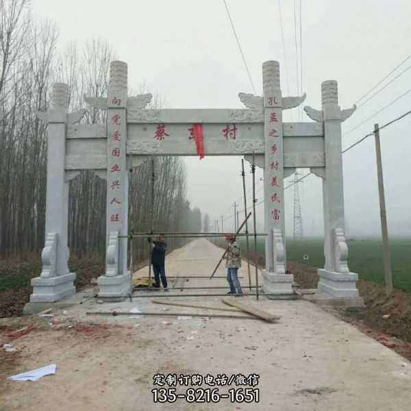  景區村口擺放青石簡易牌坊雕塑（3）