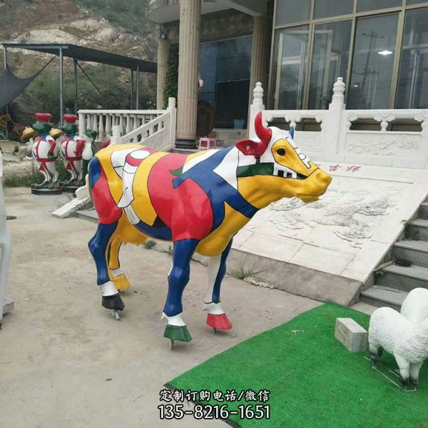  小區(qū)公園綠地玻璃鋼彩繪卡通牛雕塑（4）
