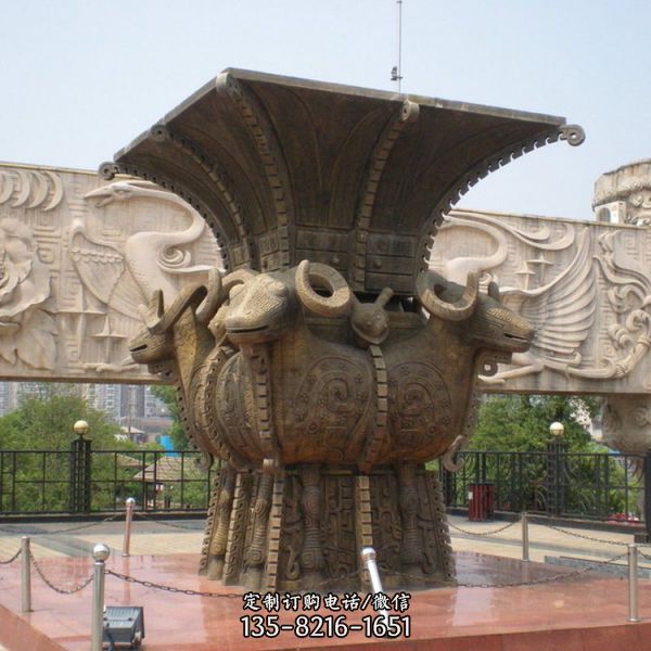 四羊方尊景區(qū)廣場擺放銅香爐雕塑