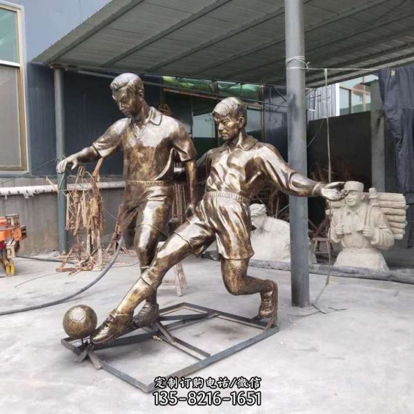 玻璃鋼仿銅運動人物景觀雕塑校園文化踢足球人物雕像（5）