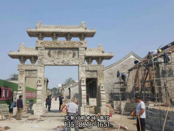 寺廟門口擺放青石仿古雕刻牌坊雕塑（2）