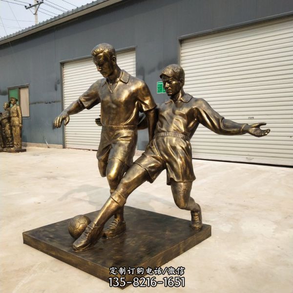 玻璃鋼仿銅踢足球運動人物雕塑校園操場擺件
