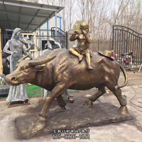 農(nóng)莊田園擺放玻璃鋼仿銅牧童騎水牛吹笛小品雕塑