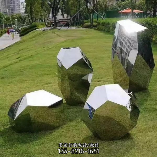 戶外公園草坪鏡面幾何不銹鋼石頭雕塑 