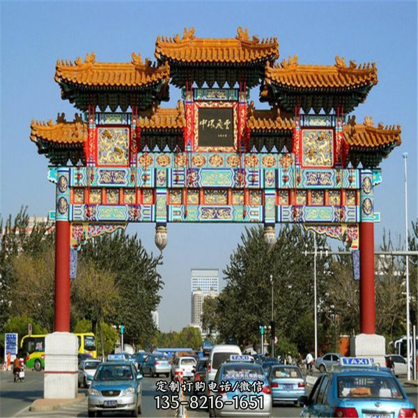市政道路大牌坊，高跨度的彩繪石雕牌樓