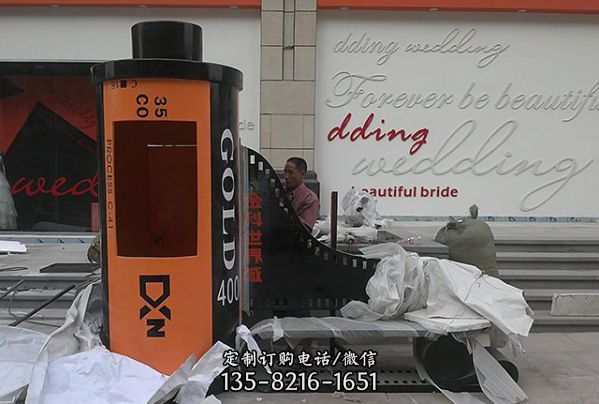廣場(chǎng)步行街?jǐn)[放玻璃鋼卡通公仔景觀雕塑（1）