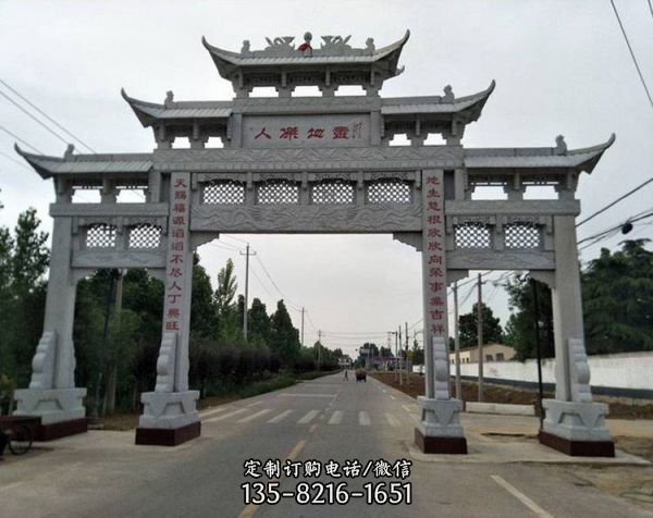 鄉(xiāng)村街道村口擺放青石牌坊雕塑（3）