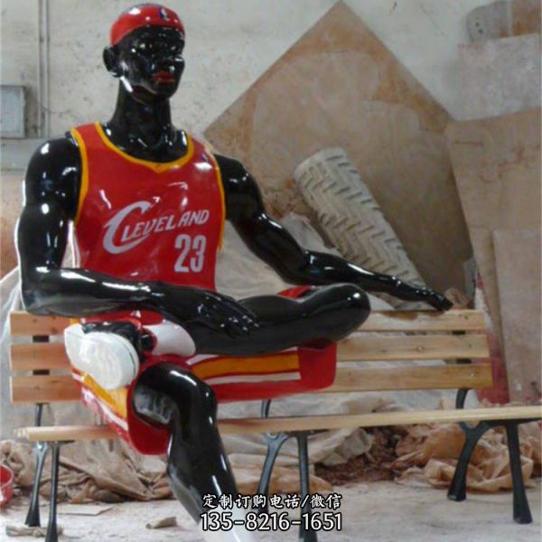 玻璃鋼彩繪體育人物坐在長椅上的雕塑擺件（2）