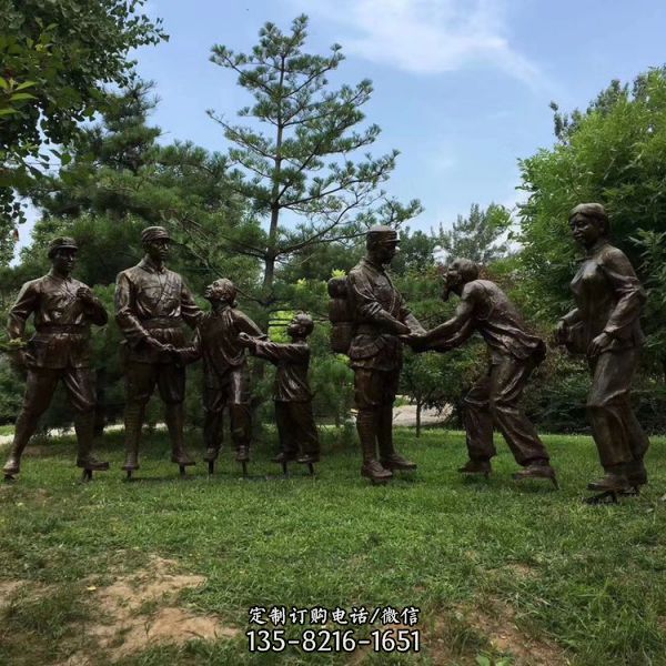景區廣場擺放玻璃鋼仿銅軍民魚水情雕塑（3）
