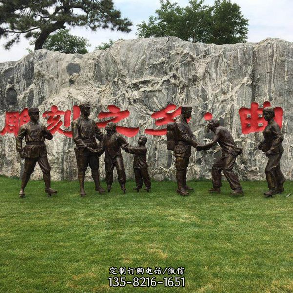 景區廣場擺放玻璃鋼仿銅軍民魚水情雕塑（2）