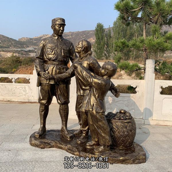 景區廣場擺放玻璃鋼仿銅軍民魚水情雕塑（5）