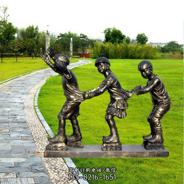 公園玻璃鋼仿銅小孩玩輪滑拔蘿卜童趣主題雕塑（1）