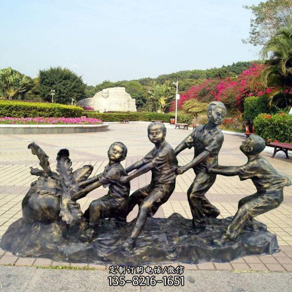 公園玻璃鋼仿銅小孩玩輪滑拔蘿卜童趣主題雕塑（6）