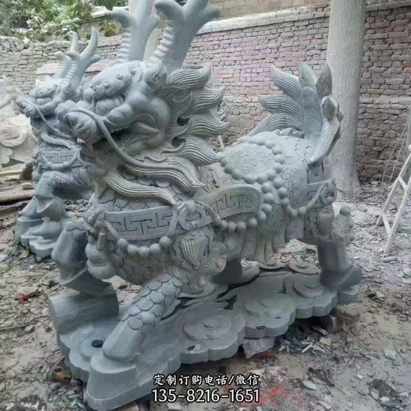 景區古建筑門口擺放的石雕動物雕塑（1）