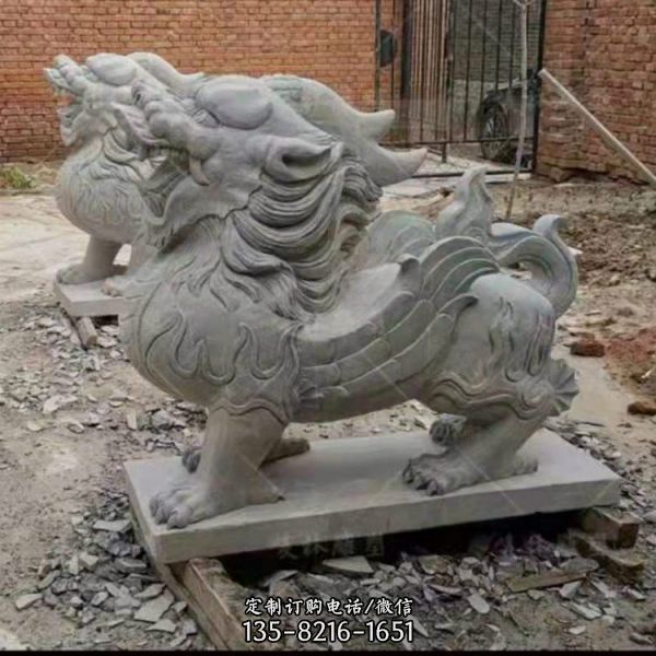 景區古建筑門口擺放的石雕動物雕塑（2）