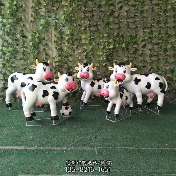 公園草地玻璃鋼卡通牛動物雕塑