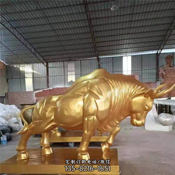 商場(chǎng)戶(hù)外擺放玻璃鋼金牛賀歲景觀雕像（1）