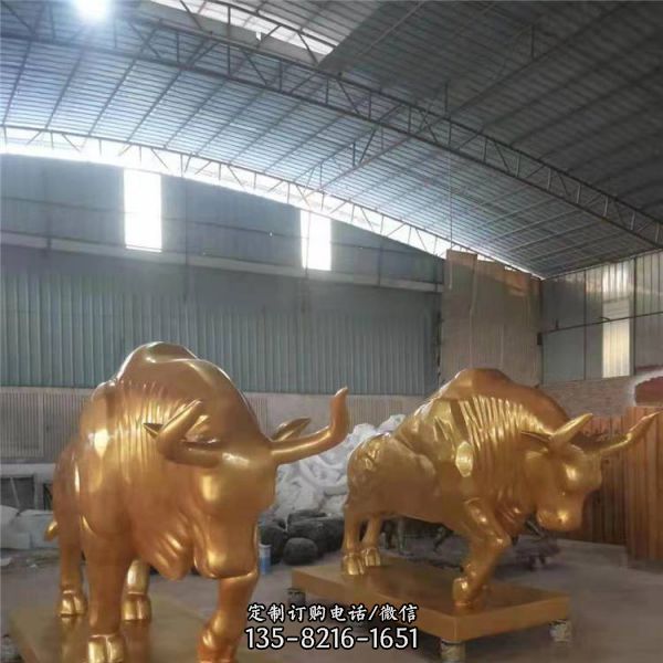 商場(chǎng)戶(hù)外擺放玻璃鋼金牛賀歲景觀雕像（2）